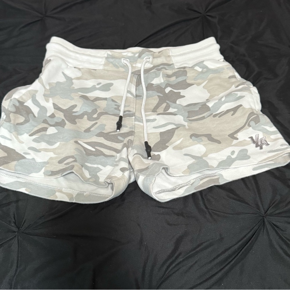Young LA Shorts Large Camouflage Gym Sweatshorts